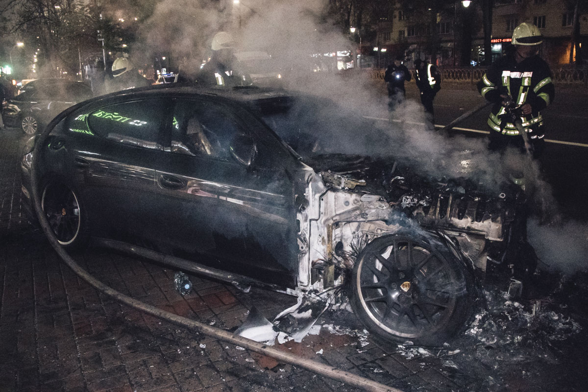 В центре Киева пламя с горящего Porsche Panamera перекинулось на еще два автомобиля