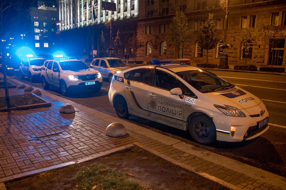 В центре Киева пьяный мужчина покусал людей, два человека попали в больницу