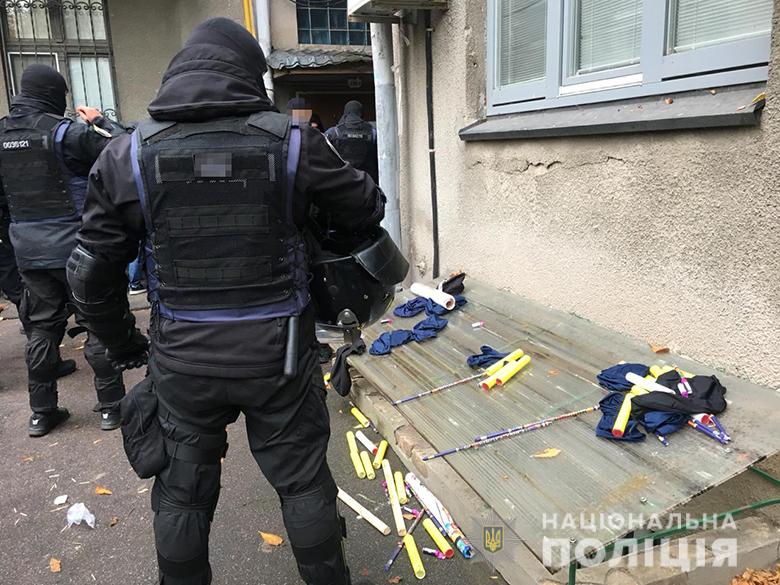 В центре Киева задержали группу неизвестных с масками и дубинками - полиция