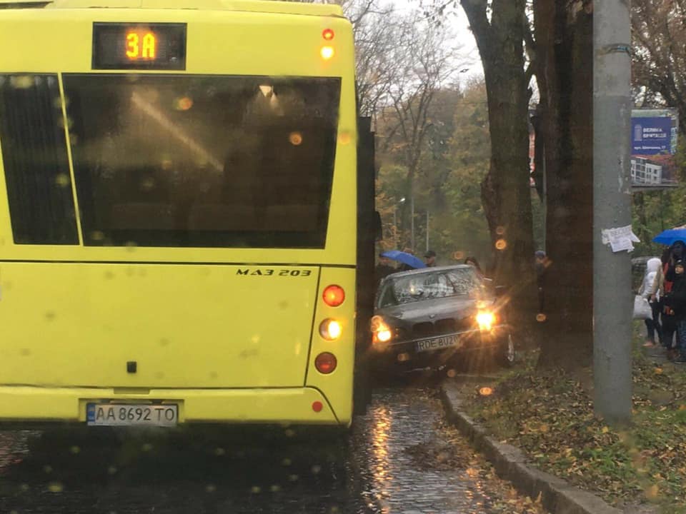 Во Львове произошло лобовое столкновение автобуса и легковушки, виновник скрылся с места ДТП