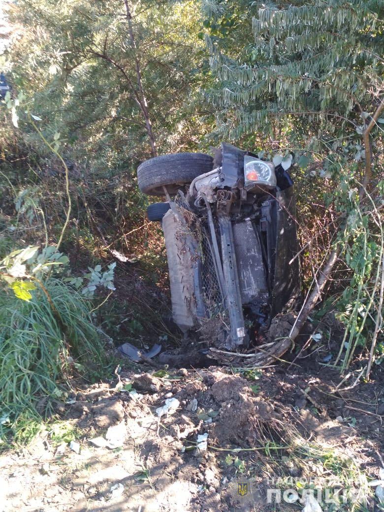Во Львовской области водитель Ford не справилась с управлением и слетела в кювет, пострадали четверо детей