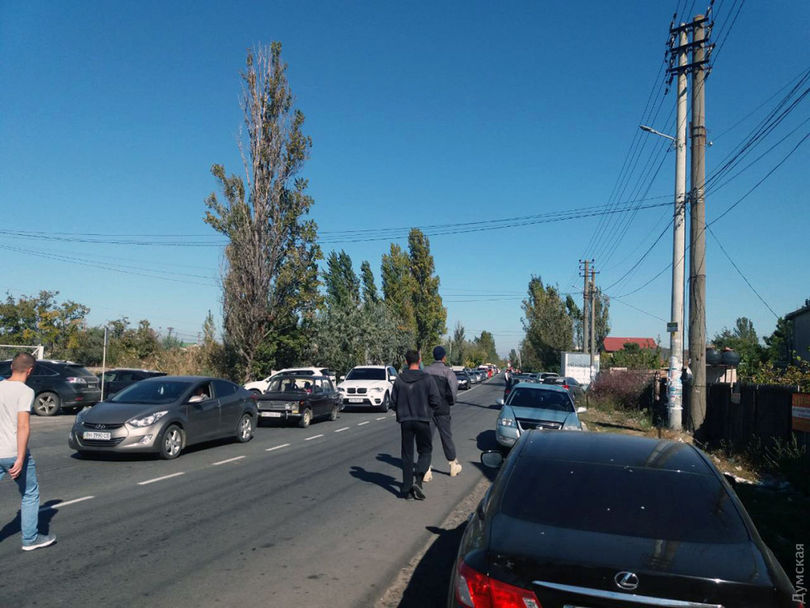 Жители курортной Затоки перекрыли трассу в знак протеста против застройки побережья 