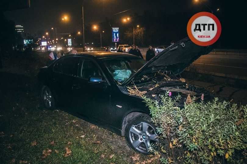 BMW в Киеве вылетел на тротуар и снес деревья, водитель сбежал