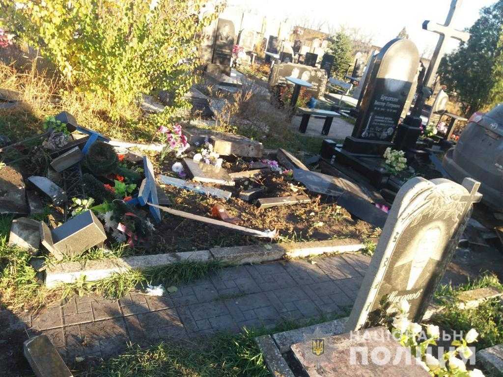 На внедорожнике по могилам. В Харькове священник разбил ряд памятников на кладбище 