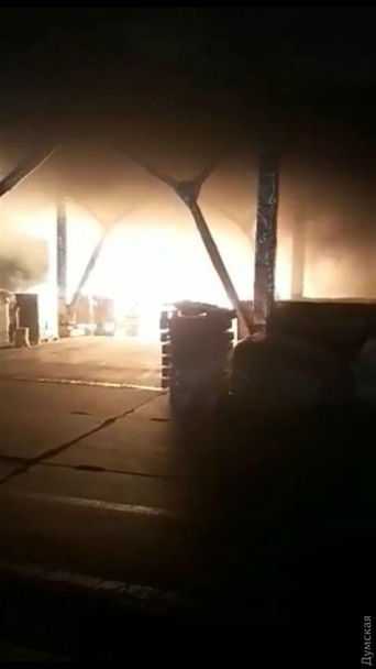 Спасатели локализовали пожар на территории маслозавода под Одессой