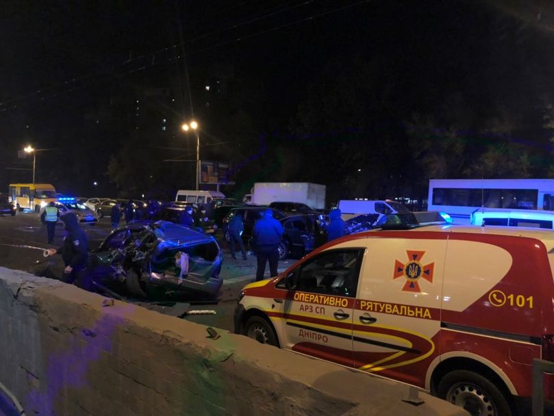 В Днепре столкнулись десять машин: пострадали три человека