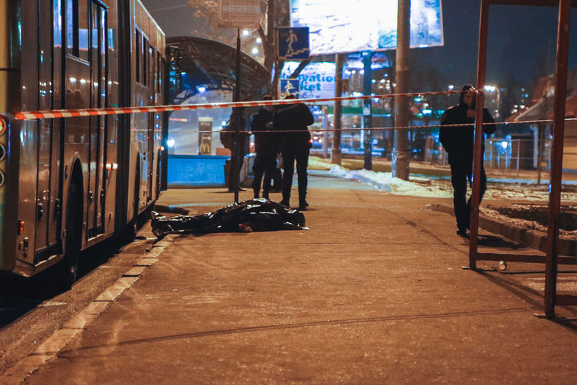 В Киеве троллейбус насмерть сбил мужчину