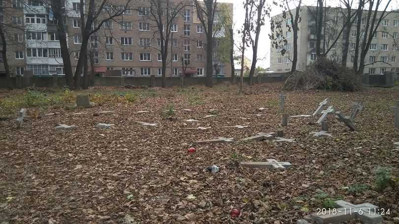 В Коломые повалили кресты на польском кладбище, активистка говорит о провокации