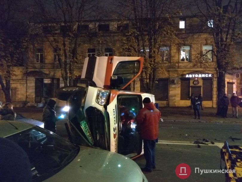 В Одессе машина охранного агентства протаранила скорую, из-за чего та опрокинулась
