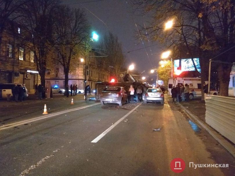 В Одессе машина охранного агентства протаранила скорую, из-за чего та опрокинулась
