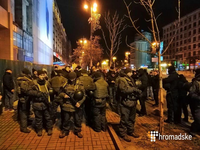 В центре Киева произошли столкновения между полицией и протестующими против открытия фаст-фуда в Доме профсоюзов