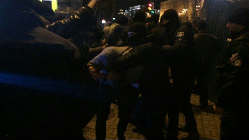 В центре Киева произошли столкновения между полицией и протестующими против открытия фаст-фуда в Доме профсоюзов