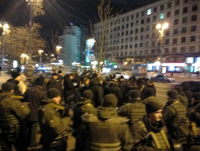 В центре Киева произошли столкновения между полицией и протестующими против открытия фаст-фуда в Доме профсоюзов