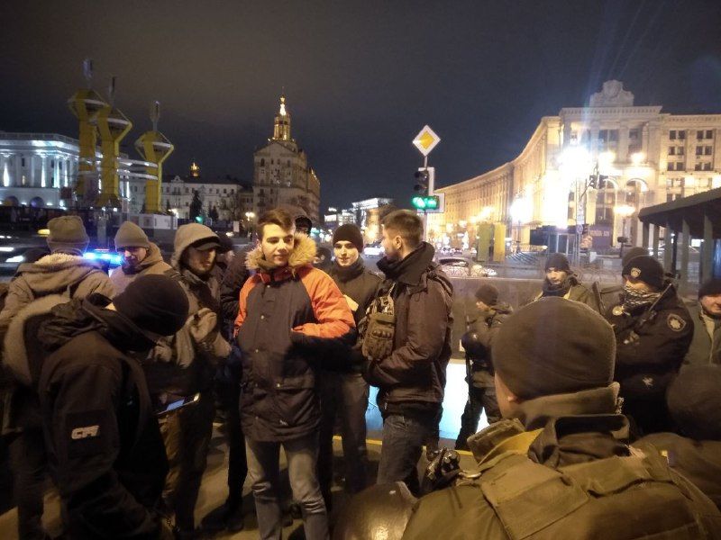 В центре Киева произошли столкновения между полицией и протестующими против открытия фаст-фуда в Доме профсоюзов