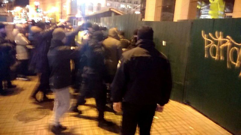 В центре Киева произошли столкновения между полицией и протестующими против открытия фаст-фуда в Доме профсоюзов