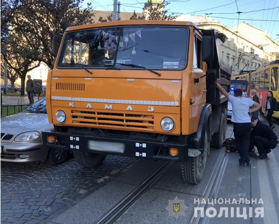 В центре Львова КамАЗ переехал на пешеходном переходе пенсионерку - видео