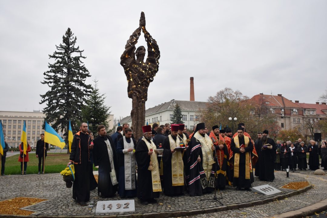 В Ужгороде открыли монумент жертвам Голодомора 