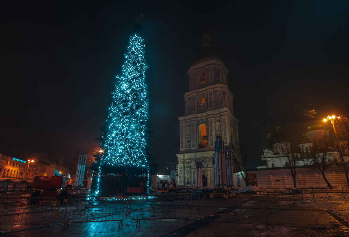 На Софийской площади в Киеве начали украшать главную елку страны