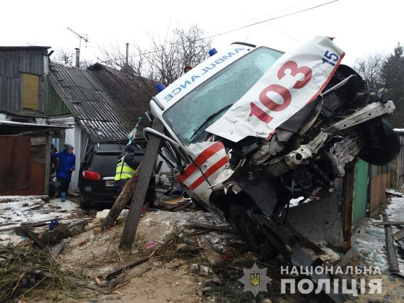 Столкновение автомобиля "скорой" с Hyundai в Житомире: машины влетели в частный дом, 7 человек травмированы 