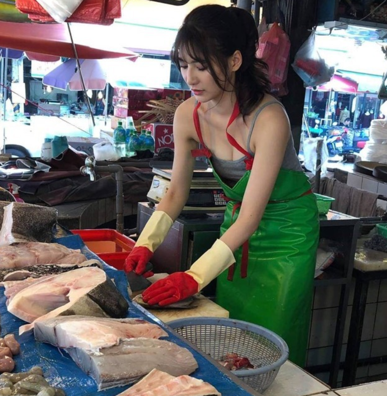 В Китае нашли самую красивую продавщицу рыбы: фото девушки