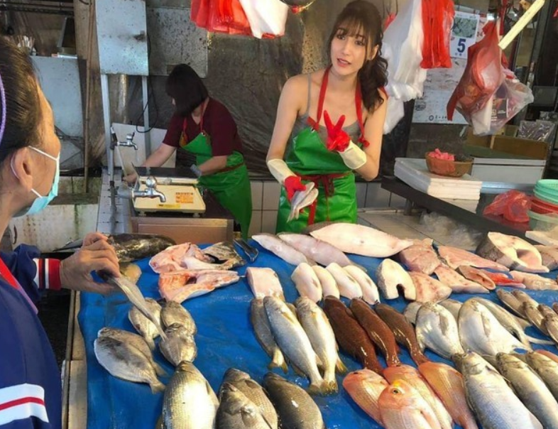 В Китае нашли самую красивую продавщицу рыбы: фото девушки