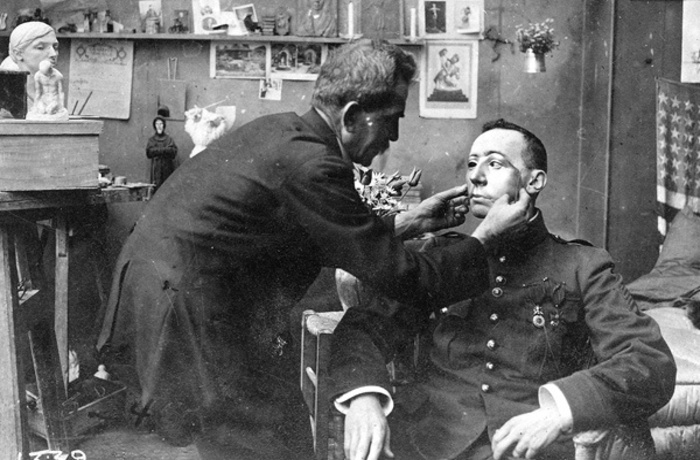 Новые лица для солдат: кто и как создавал протезные маски во время Первой мировой войны