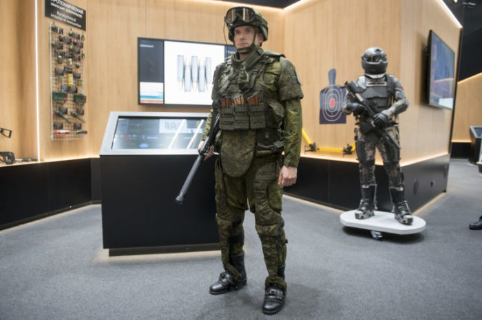 «Железный человек» по-русски: журналистам дали примерить отечественный экзоскелет для солдат