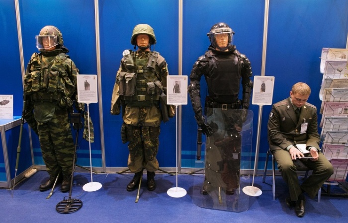 «Железный человек» по-русски: журналистам дали примерить отечественный экзоскелет для солдат