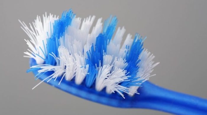 7 способов использовать старую зубную щетку вместо того, чтобы отправить ее в мусорку