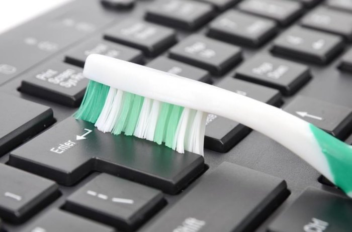 7 способов использовать старую зубную щетку вместо того, чтобы отправить ее в мусорку