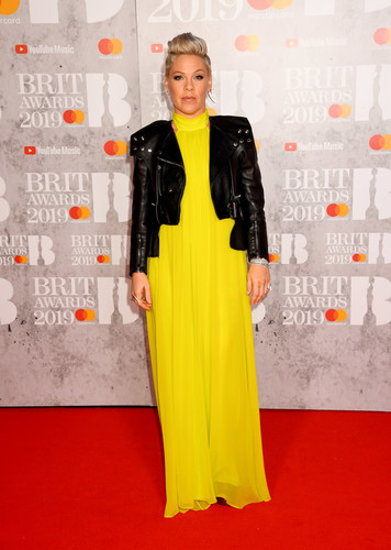 Brit Awards 2019: Пинк стала триумфатором, а Лили Аллен сменила два парика