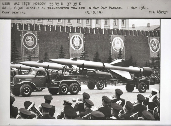 «Довооружались»: архив ЦРУ опубликовал недавно рассекреченные фотографии шпионов с советских военных парадов