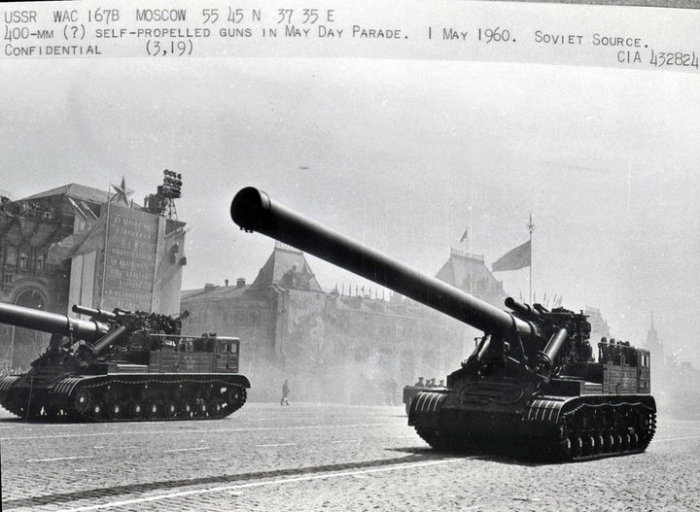 «Довооружались»: архив ЦРУ опубликовал недавно рассекреченные фотографии шпионов с советских военных парадов