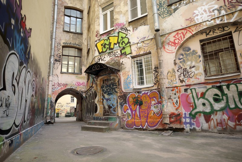 Другие новости: Париж для влюбленных курьеров, гадание по Рианне и «законные» граффити