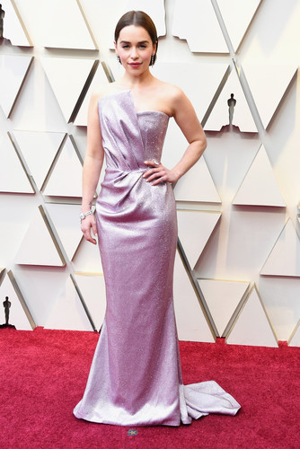 Эмилия Кларк продемонстрировала на «Оскаре-2019» новую прическу и точеную фигуру