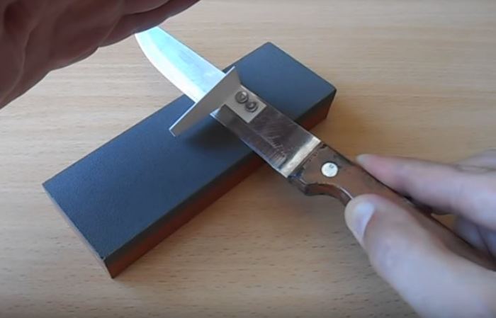 Простейшее приспособление для быстрой и точной заточки кухонного ножа