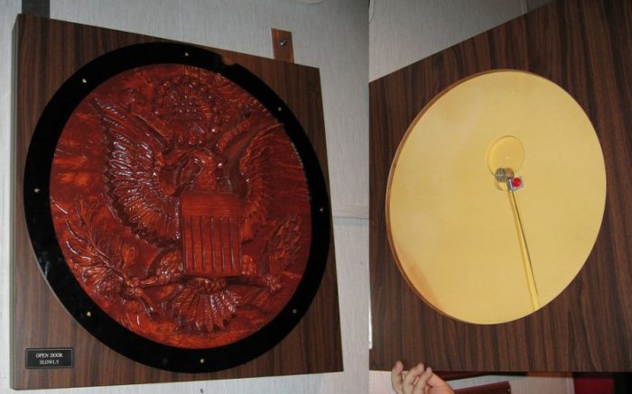 «Троянский» герб, или Как пионеры послу США «жучок» подарили