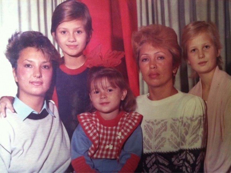 «Если бы я была вещью, то пальто или шубой-чебурашкой»: Виктория Боня о своем стиле, любимых брендах и украшении-талисмане, подаренном Смерфитом
