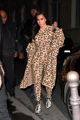 Ким Кардашьян появилась на Неделе моды в Париже в леопарде с ног до головы