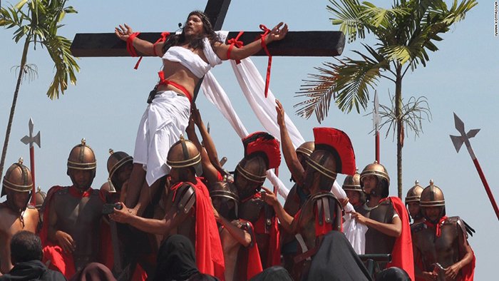 33 года в роли Иисуса: Филиппинец которого каждый год распинают на кресте, ищет себе замену