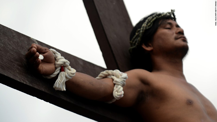 33 года в роли Иисуса: Филиппинец которого каждый год распинают на кресте, ищет себе замену