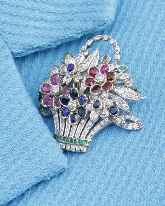 Что хранится в шкатулке Елизаветы II: Самые роскошные украшения британской королевы