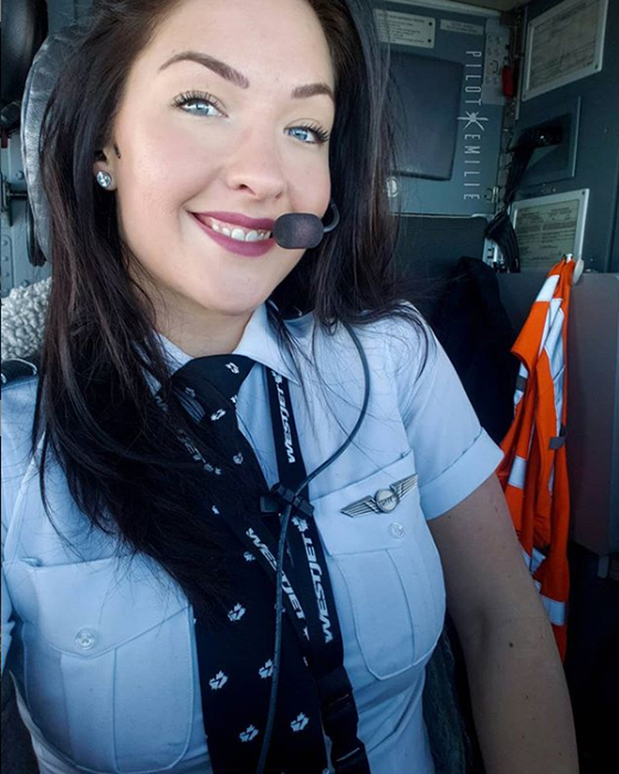 Девушка за штурвалом самолёта: Звезда Инстаграма пилот Эмили рассказала о работе под небесами 