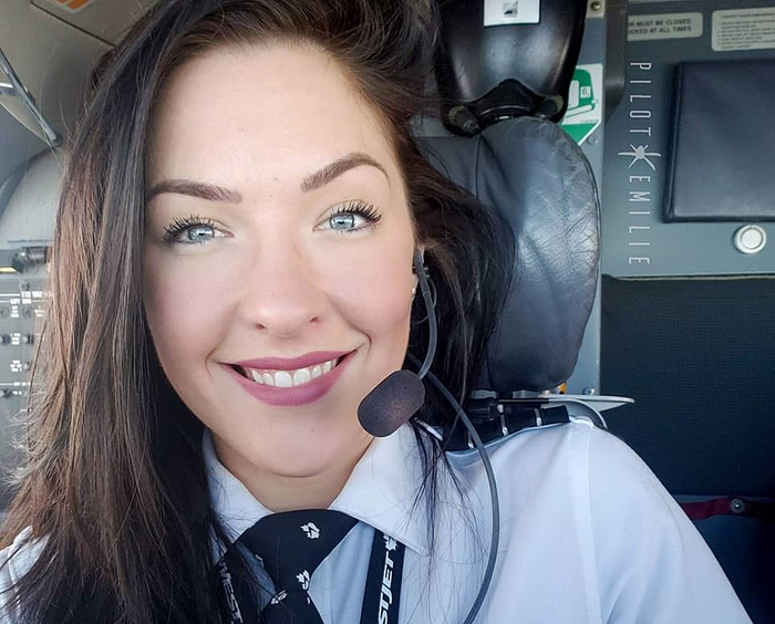 Девушка за штурвалом самолёта: Звезда Инстаграма пилот Эмили рассказала о работе под небесами 