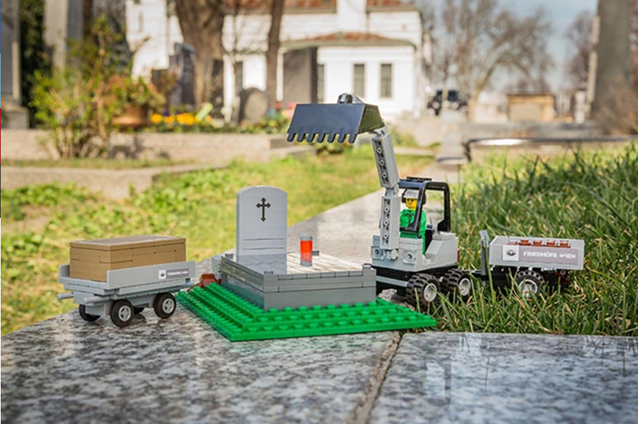Для чего нужен компания ЛЕГО создала крематорий и игрушечные катафалки