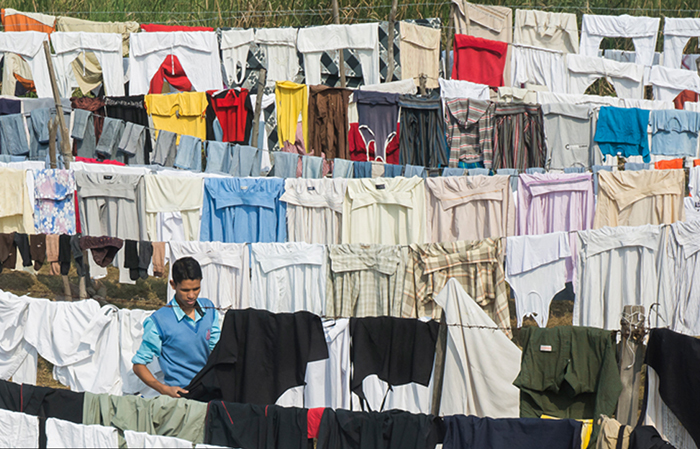 Как и кто стирает одежду в больших городах Индии: Репортажные фото о большой стирке