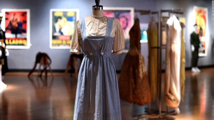 Платья леди Ди и панталоны королевы Виктории: 13 самых дорогих вещей, проданных на аукционе 