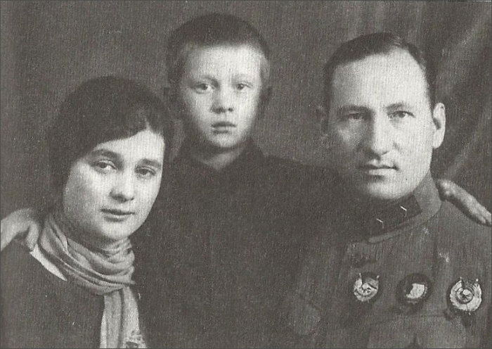 Почему гитлеровцы похоронили советского генерала Ефремова с почестями, а в СССР о нём молчали