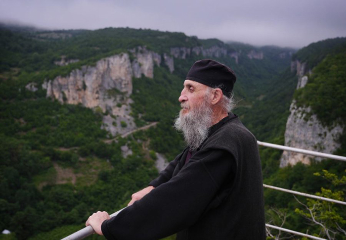 26 лет в одиночества на вершине скалы: Как живётся грузинскому монаху на высоте 40 метров