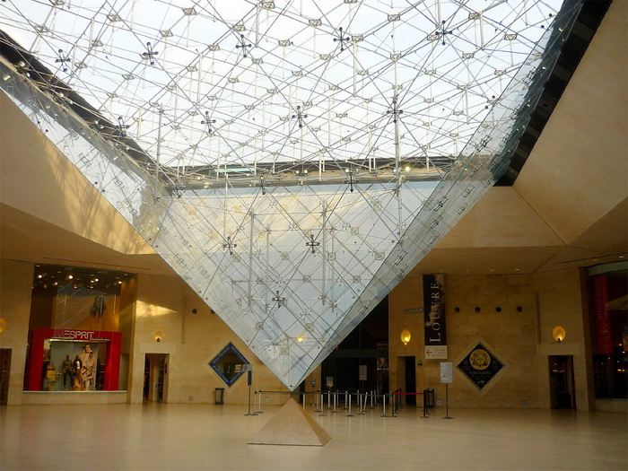 30 лет скандальной пирамиде Лувра: Надругательство над историей или эстетика гармонии
